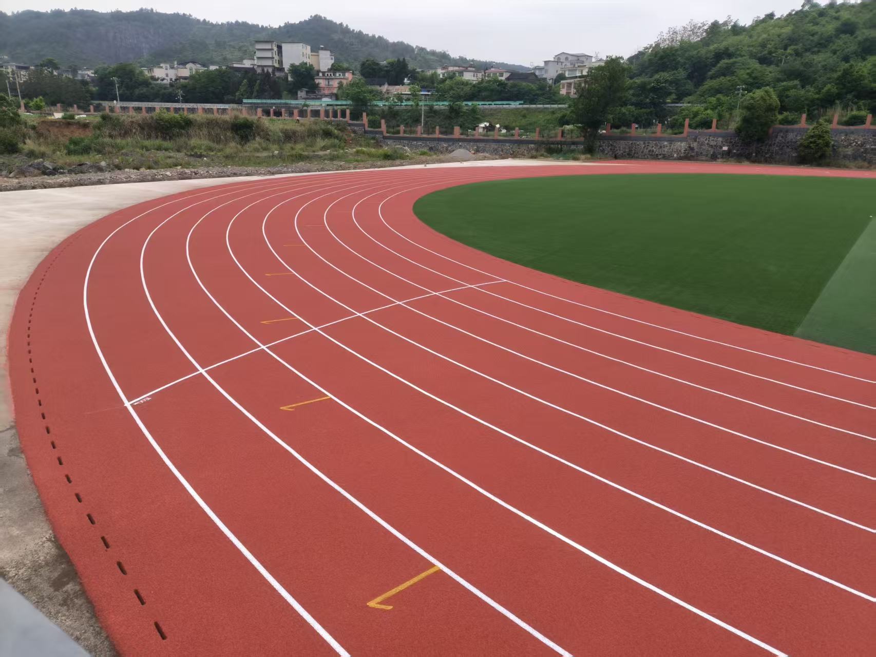 怎么挑选靠谱的塑胶跑道材料源头厂家？
