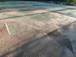 场地地面返潮，会对各类体育材料造成什么影响？