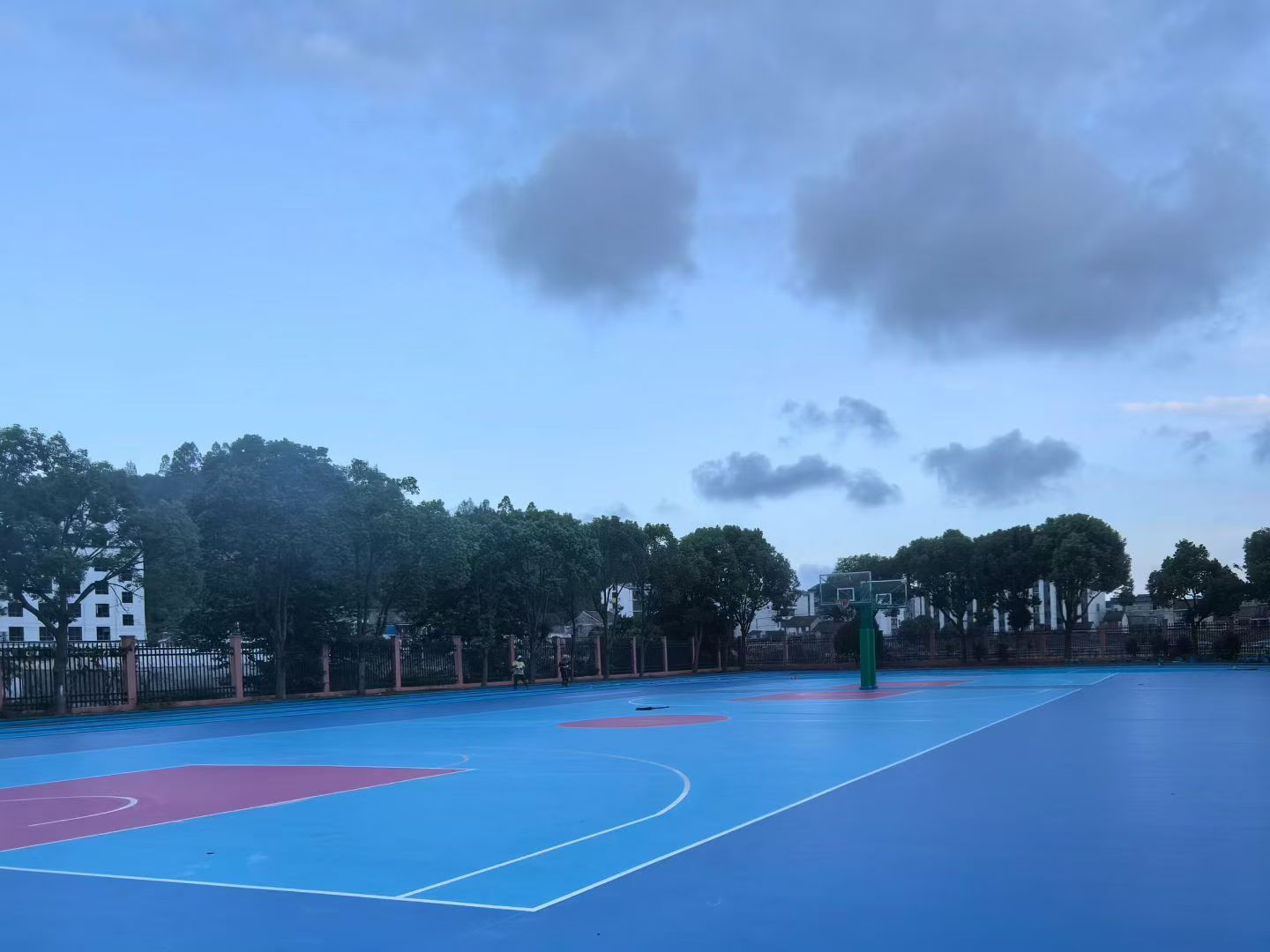 大面积体育场地施工如何控制材料色差？