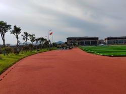 预制型跑道和现场摊铺跑道的适用场景有哪些区别？